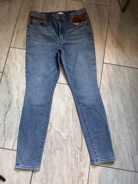 Good American Light Blue Skinny Jeans with Brown Trim
